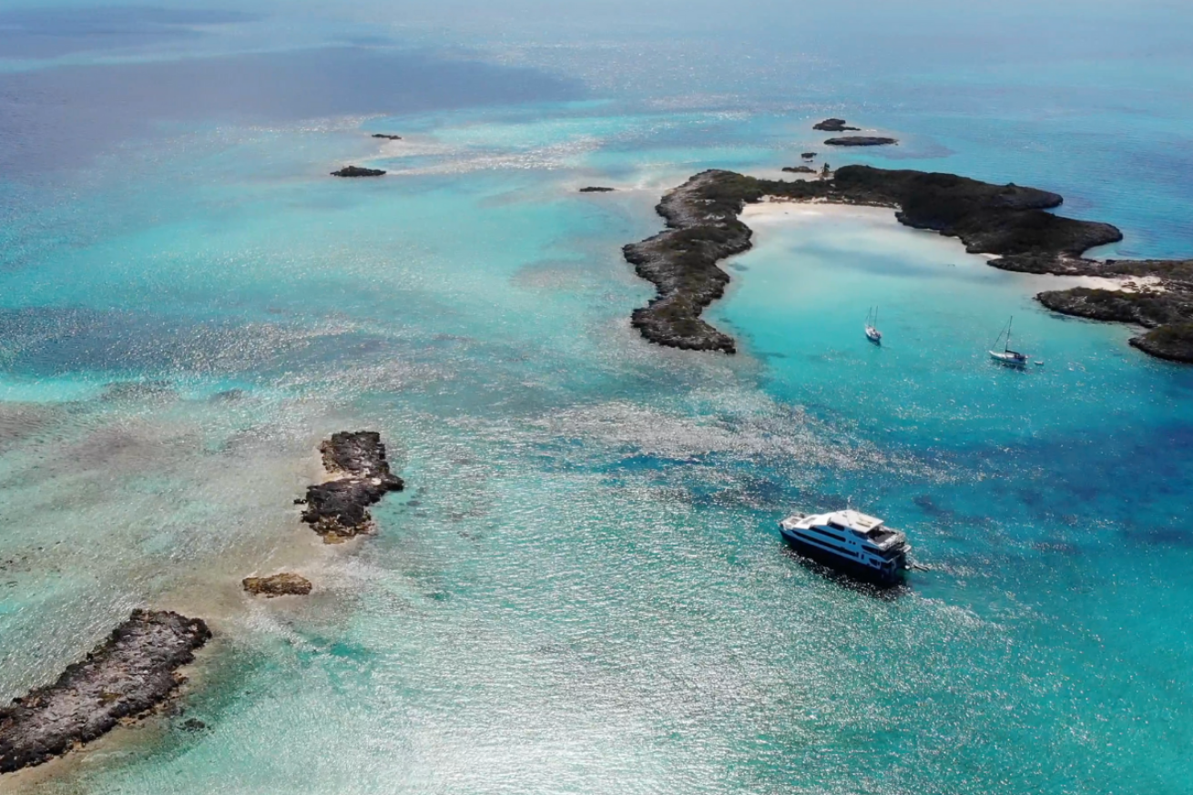 A boat in the water surrounded by islands