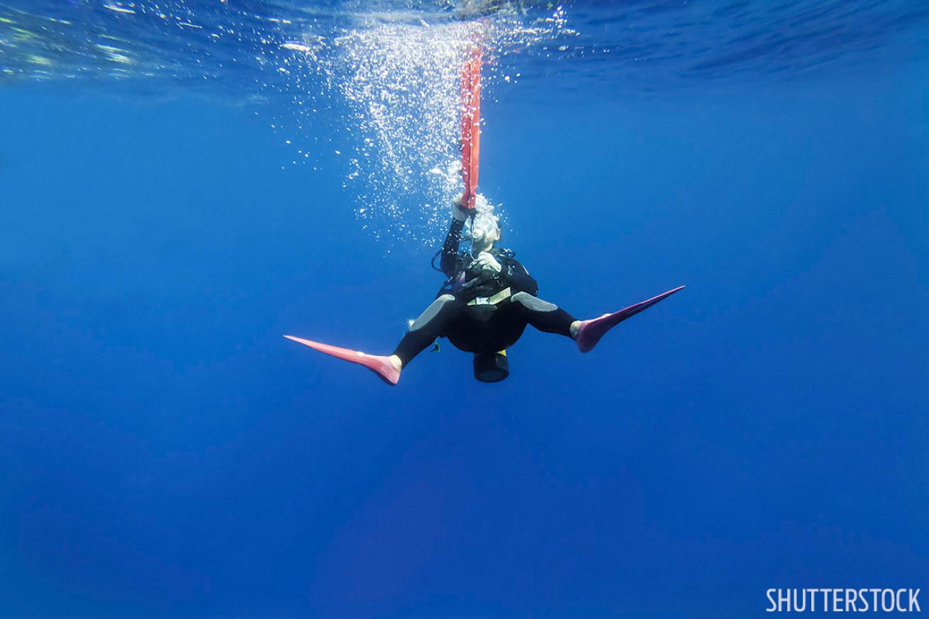 Scuba diving training how to tip for surface signaling