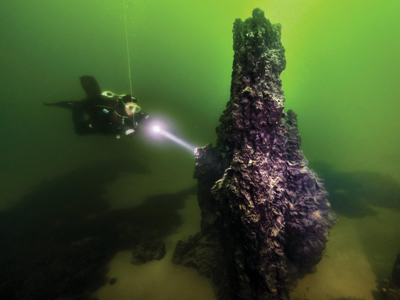 Lake Yellowstone ­hydrothermal spires