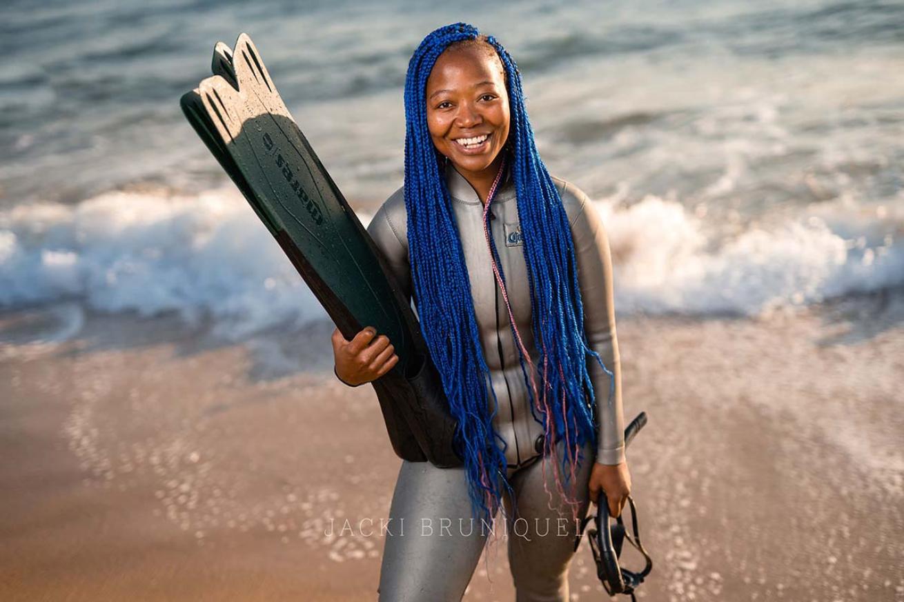 Ndhlovu stans on beach