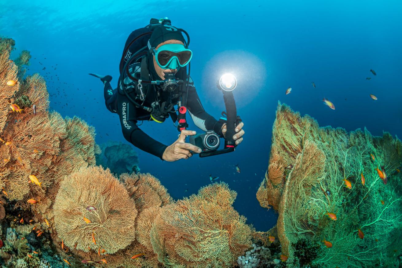 below_surface_tobias_friedrich_20211011_53i4378_1-black-hose-.scubadivingmagazine.march2022