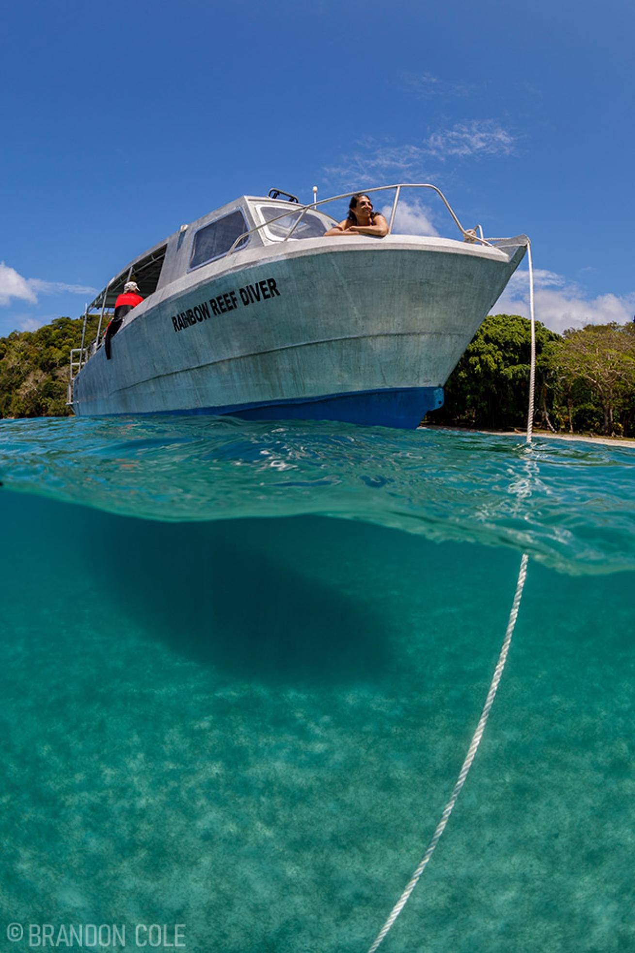 Underover boat