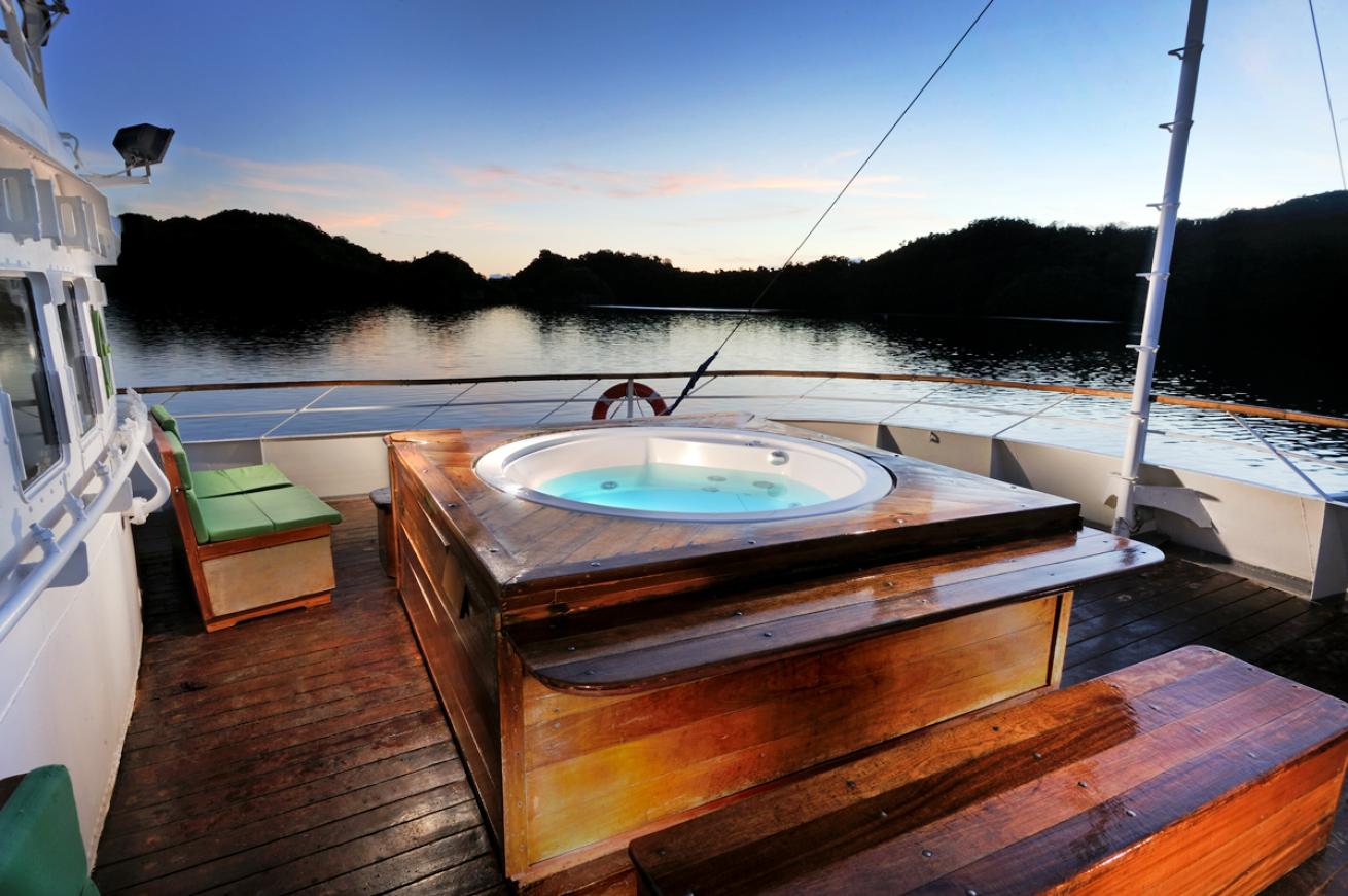 yachtjacuzzi.scubadivingmagazine.may2022