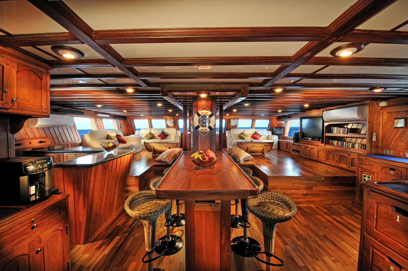 yachtsaloon.scubadivingmagazine.may2022