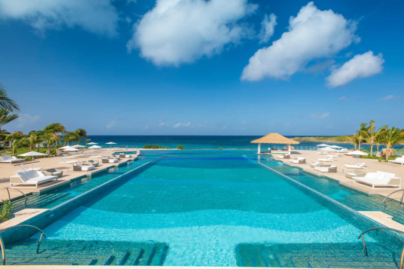 Large swimming pool overlooking the ocean