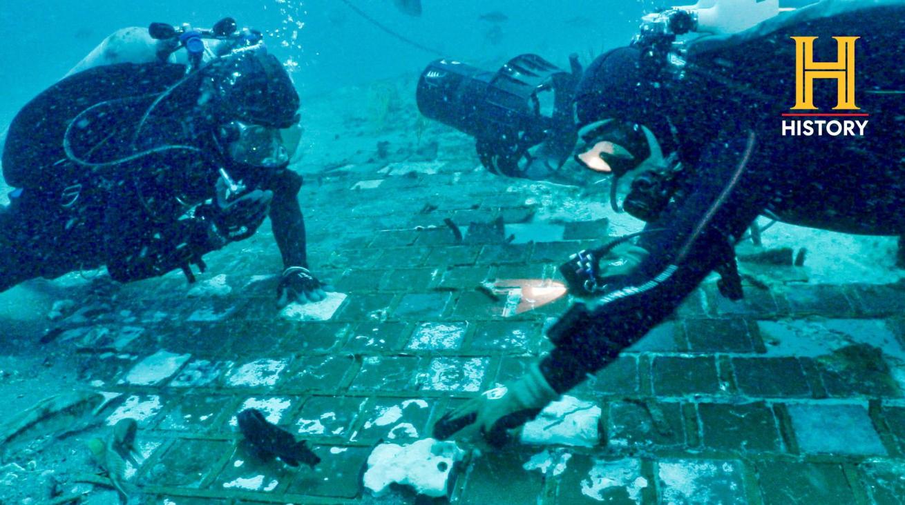 Divers Challenger Space Shuttle Debris