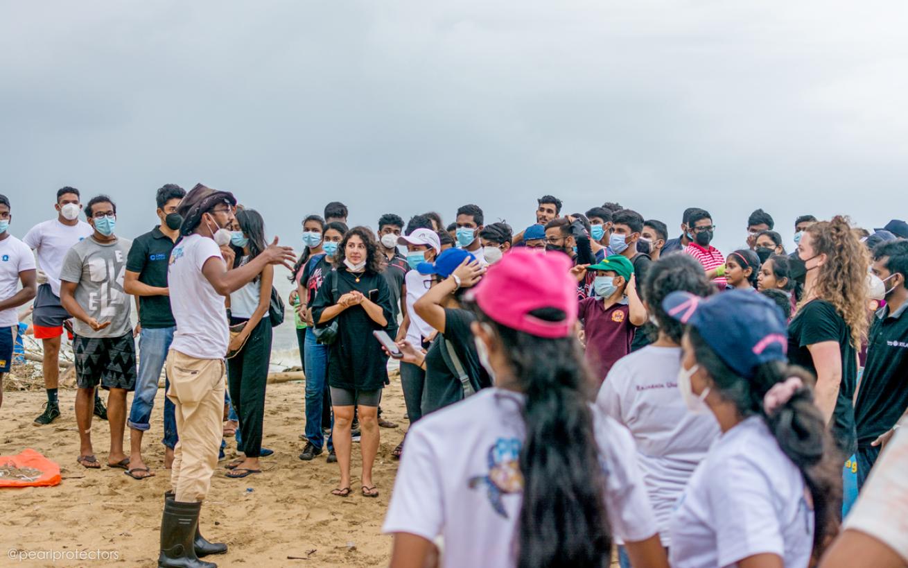 Katuwawala briefs volunteers on the impact caused by nurdles