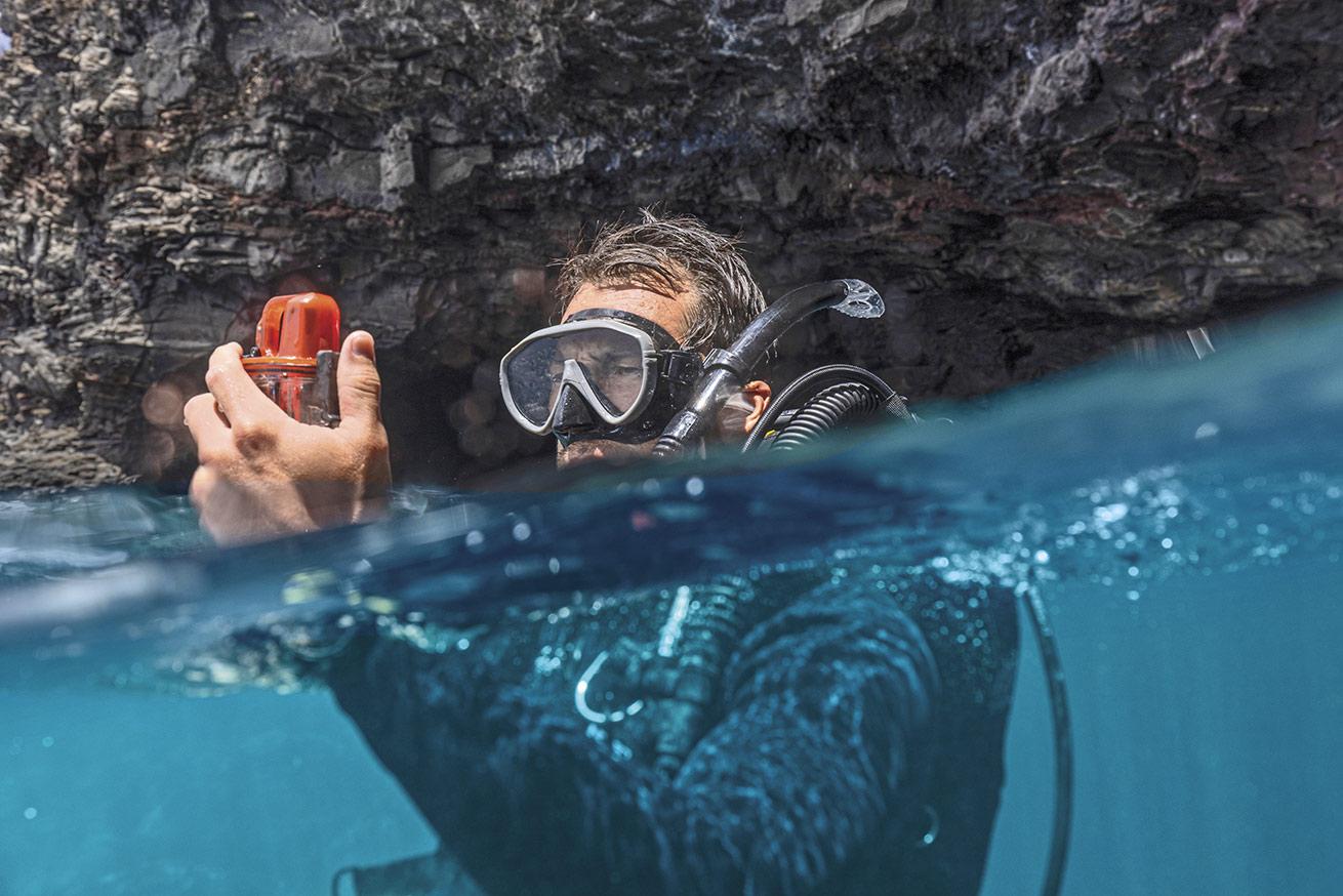 a diver using Garmin’s inReach Mini 2 at the surface of the water