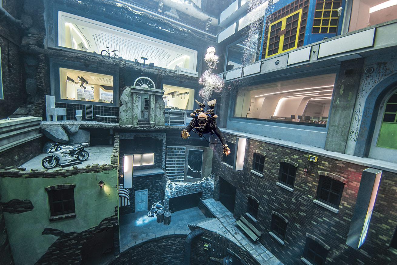 Deep Dive Dubai’s 200-footdeep pool requires constant maintenance and repair as interactive props become corroded.