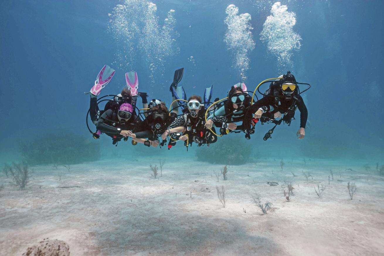 DiveN2LIfe participants diving in Grand Bahama, Bahamas.
