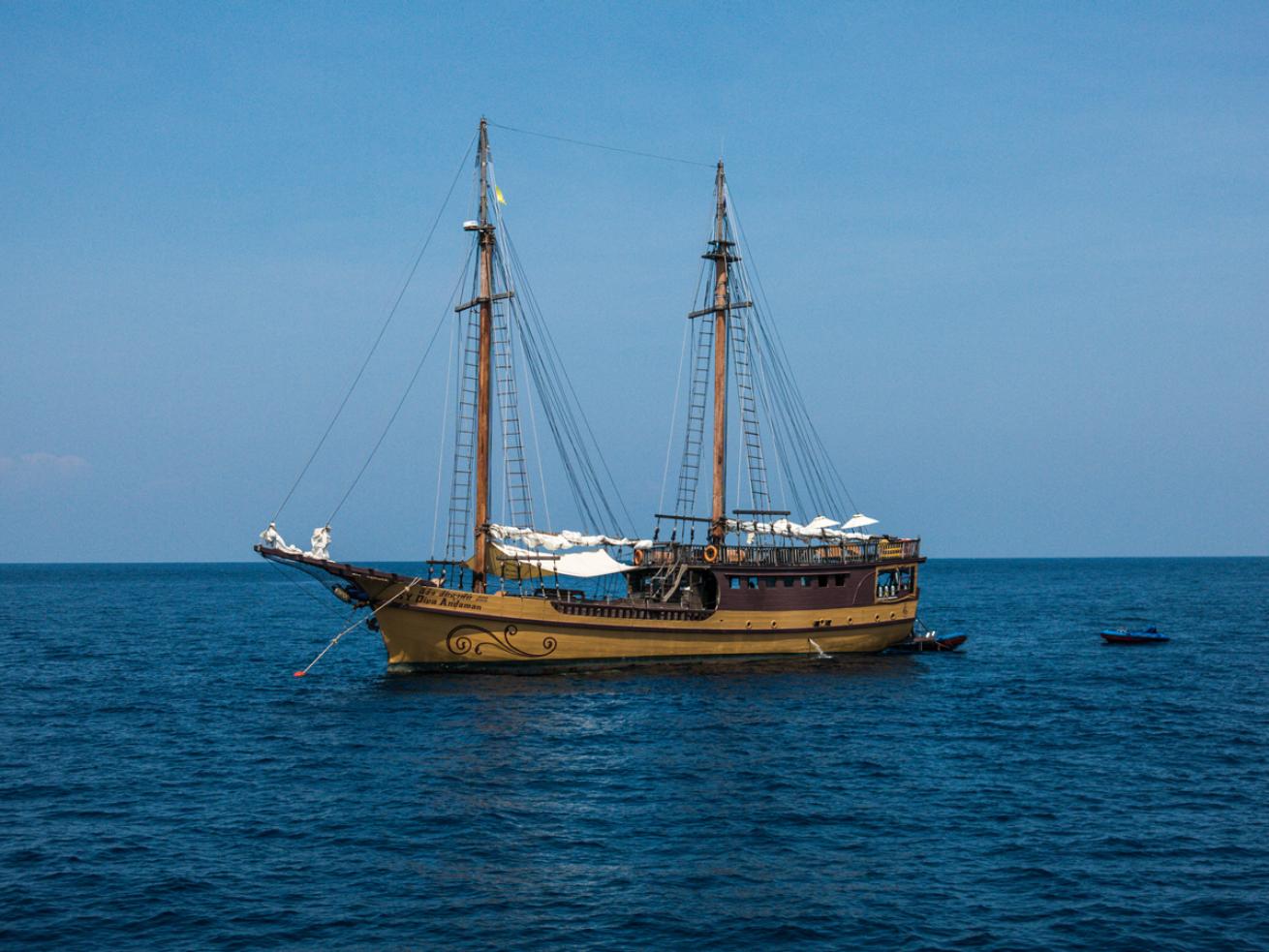 Liveaboard diving history