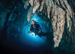 scuba diving caverns